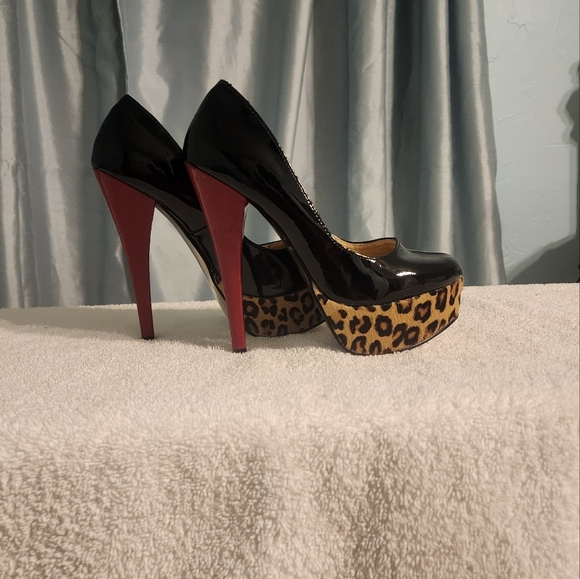 Steve Madden pumps with  black and leopard and red heel - Picture 5 of 7